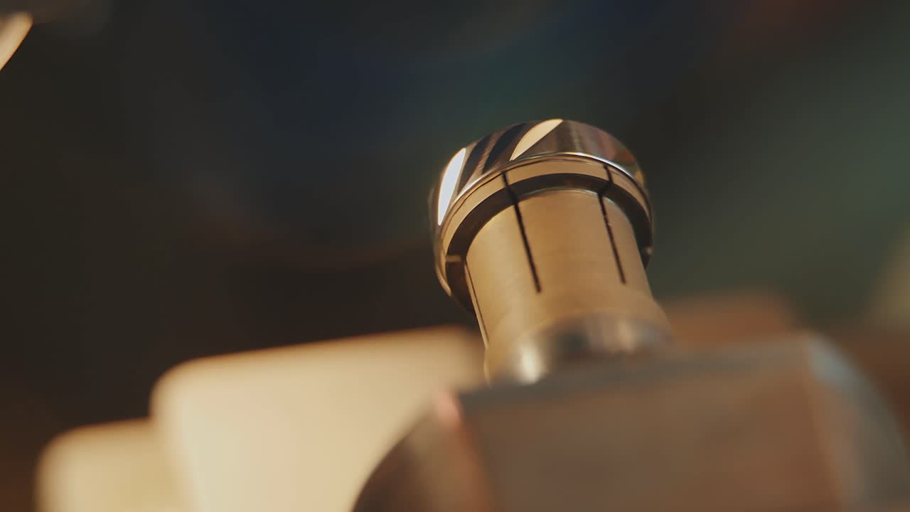 primer plano de un anillo que se está haciendo