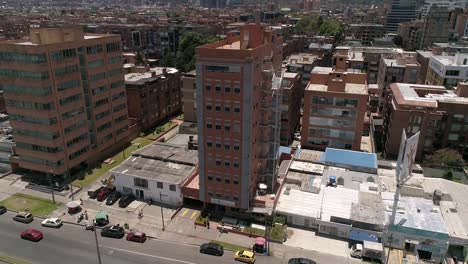 visão de drones de edifícios modernos de cima na cidade