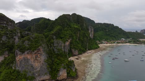 imágenes de drones de las islas phiphi en tailandia imágenes de increíbles paisajes tailandeses naturaleza increíble con rocas locas, playas, colinas, océano adn barcos