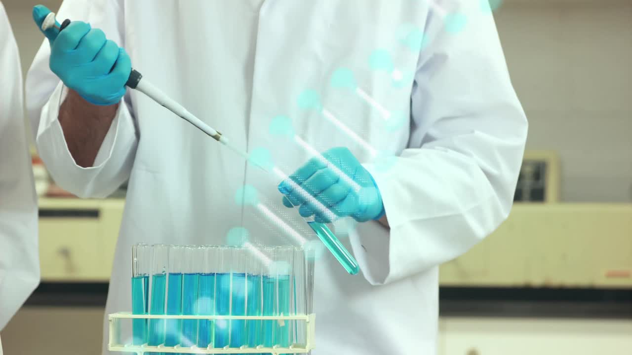 animación de la cadena de adn procesamiento de datos científicos sobre científico masculino caucásico en el laboratorio