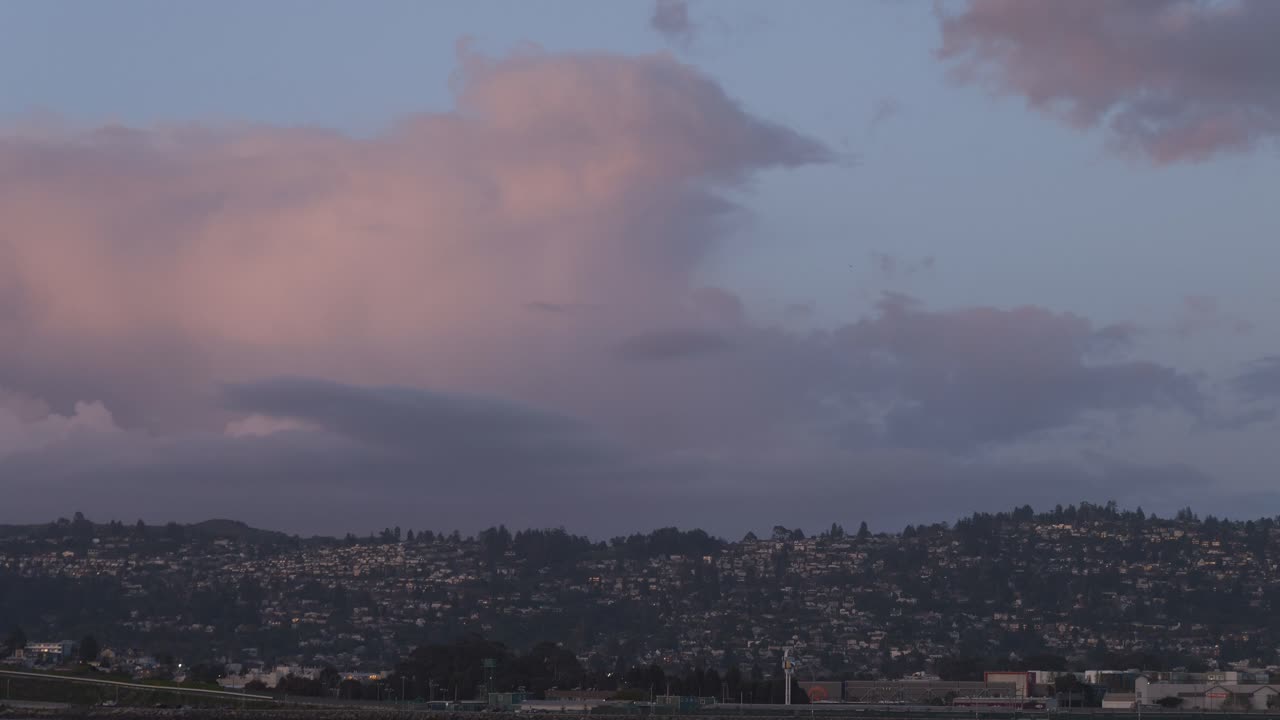 캘리포니아 주 버클리 (berkeley) 에 있는 마리나 (marina) 의 해가 지는 시간