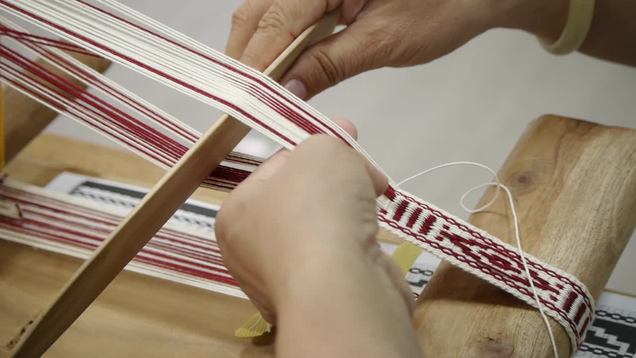 독특한 패턴으로 짜여진 빨간색과 흰색 실