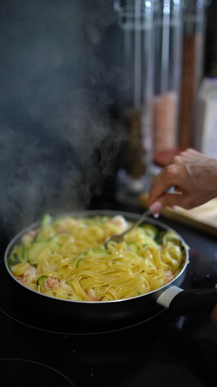 cocinar fettuccine con camarones y verduras