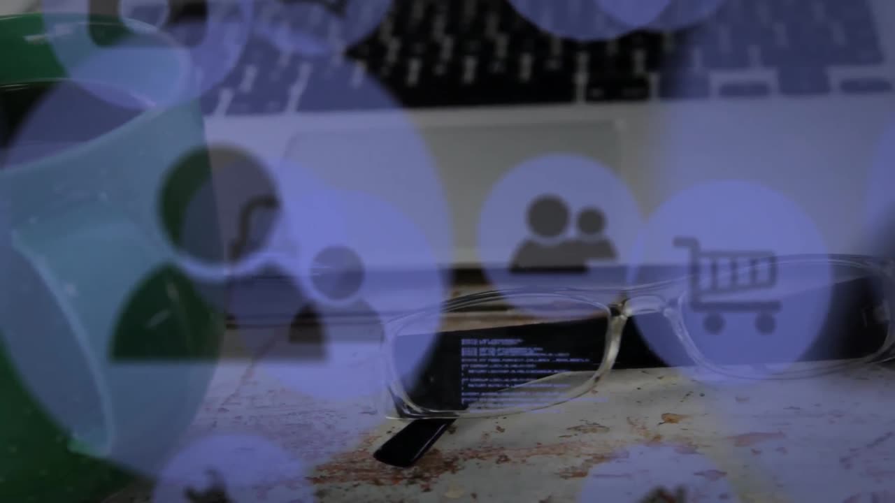 animación de iconos y procesamiento de datos en el portátil con café en el escritorio.