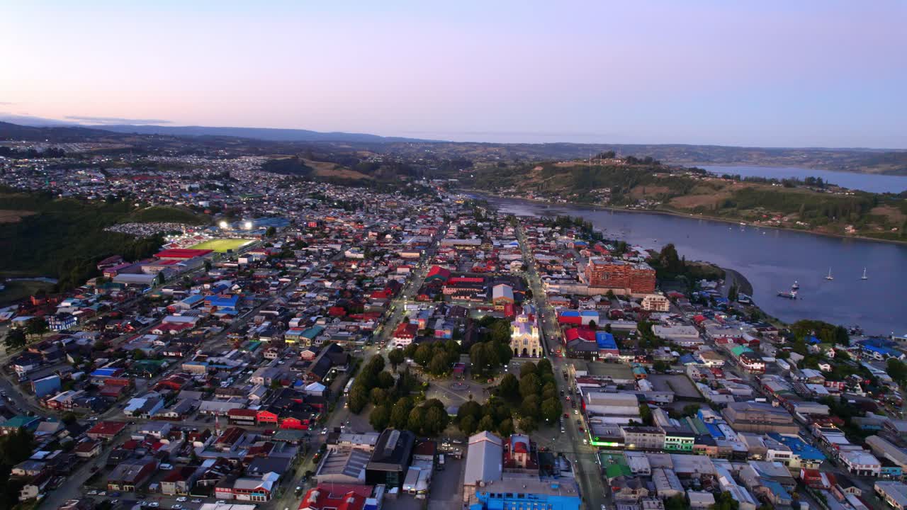 fotografía aérea del establecimiento de castro paisaje urbano en expansión, vista en órbita, isla de chiloé