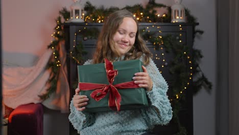 la felicidad de recibir regalos personales de navidad en la fiesta