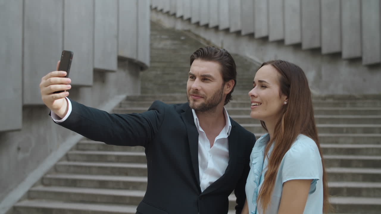 hombre y mujer usando el teléfono móvil