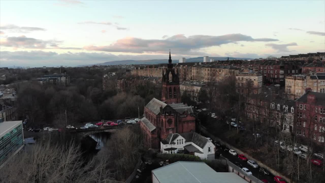 Vista aerea della Kelvinbridge Parish Church, Glasgow, Scozia, Regno Unito in una fredda sera d'autunno.