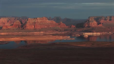 Weite-Aufnahme-Von-Lake-Powell-Und-Leuchtender-Umliegender-Küstenlinie-Mit-Sandsteinfelsen