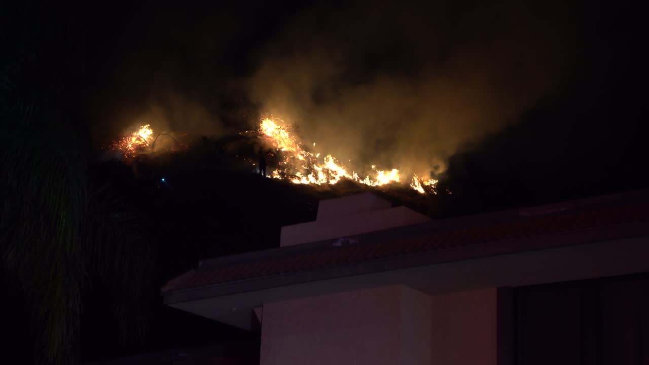 로스 앤젤레스에서 큰 화재로 위협받는 집