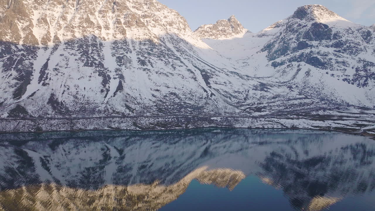 drones aéreos orbitan sobre el océano cerca de grøtfjord, kvaloya, norte de noruega
