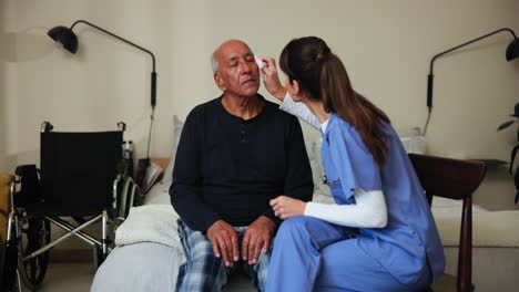 enfermera cuidando a un anciano en una habitación del hospital