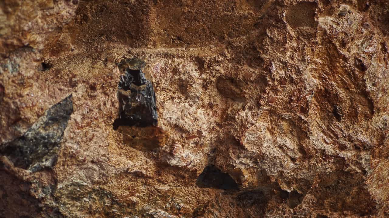 primer plano de una pared de piedra marrón con textura