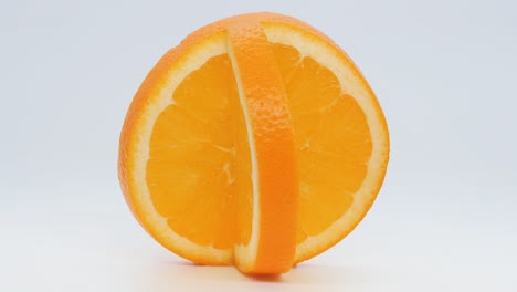 oranje op een witte achtergrond.