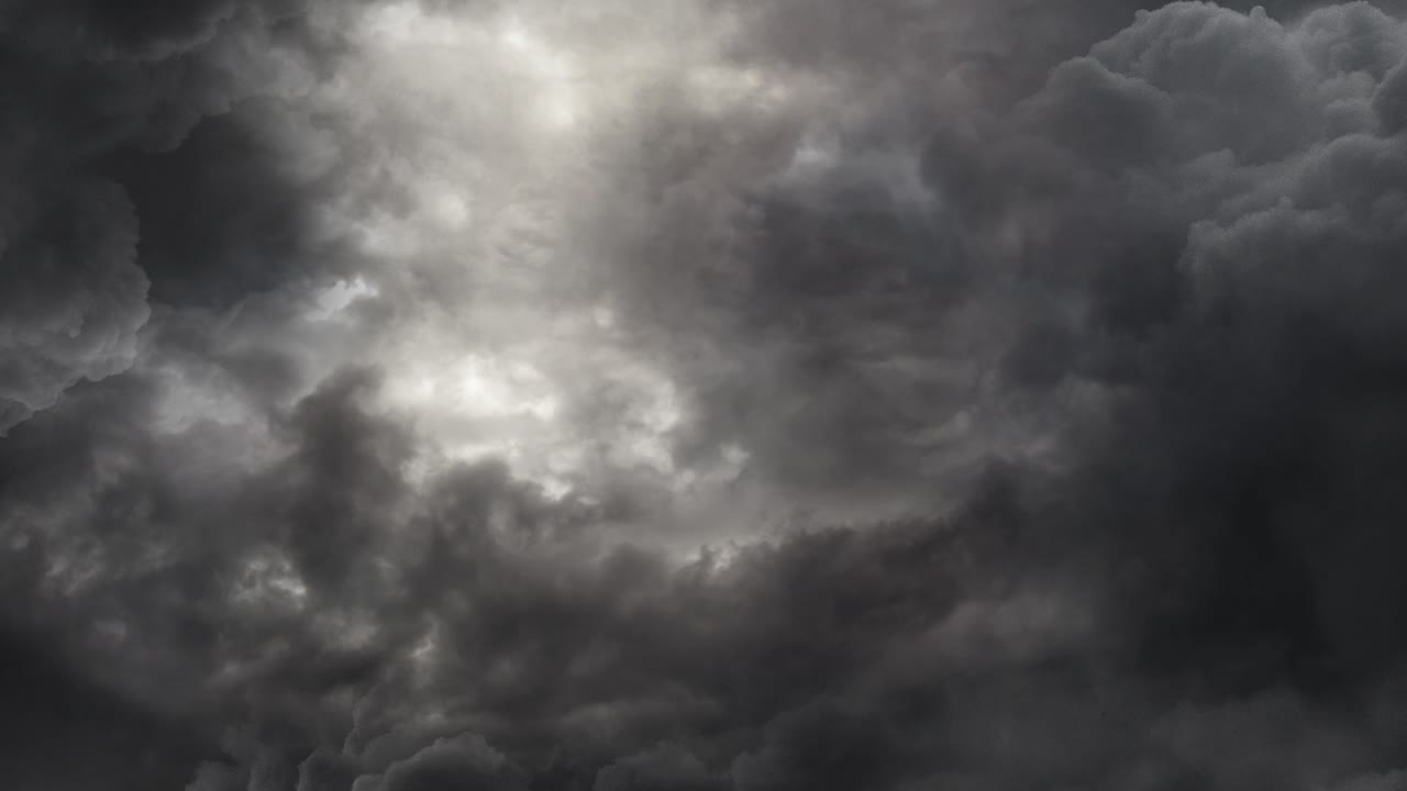 4k tormenta eléctrica, fuerte tormenta eléctrica en el cielo oscuro