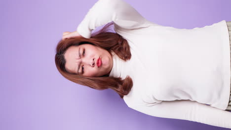 파란 배경 위에 고립된 어리둥절한 감정에 대처하는 좌절된 스트레스를 받은 젊은 아시아 여성의 수직