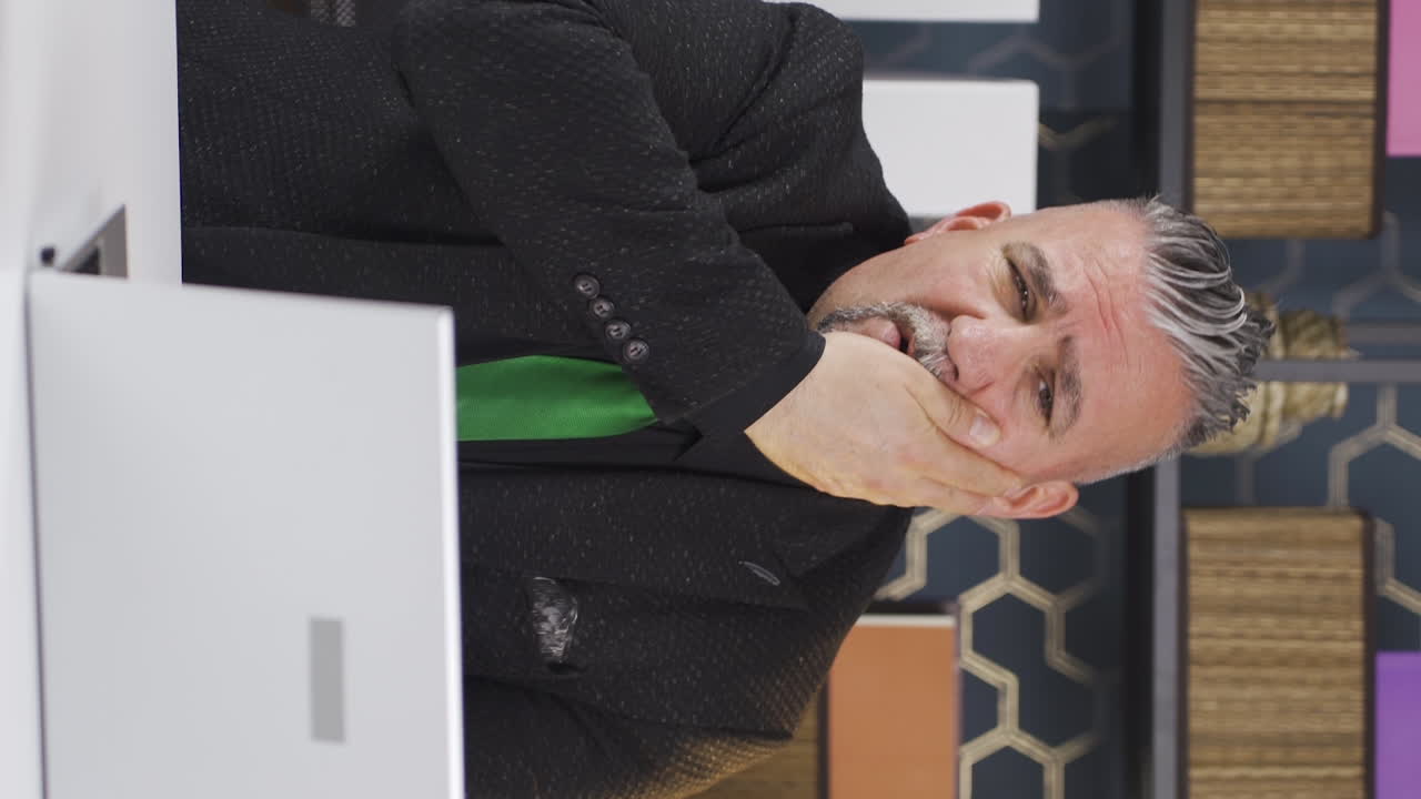 вертикальное видео бизнесмена с зубной болью.