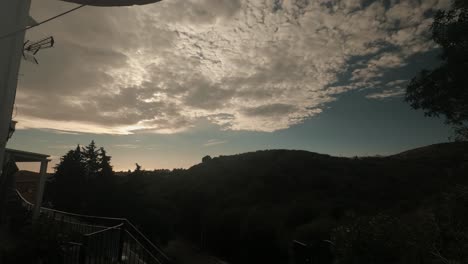 lapso de tiempo de puesta de sol nublada
