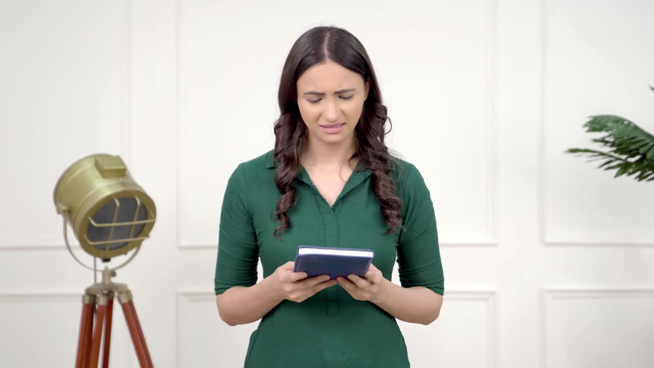 mujer india frustrada leyendo un libro