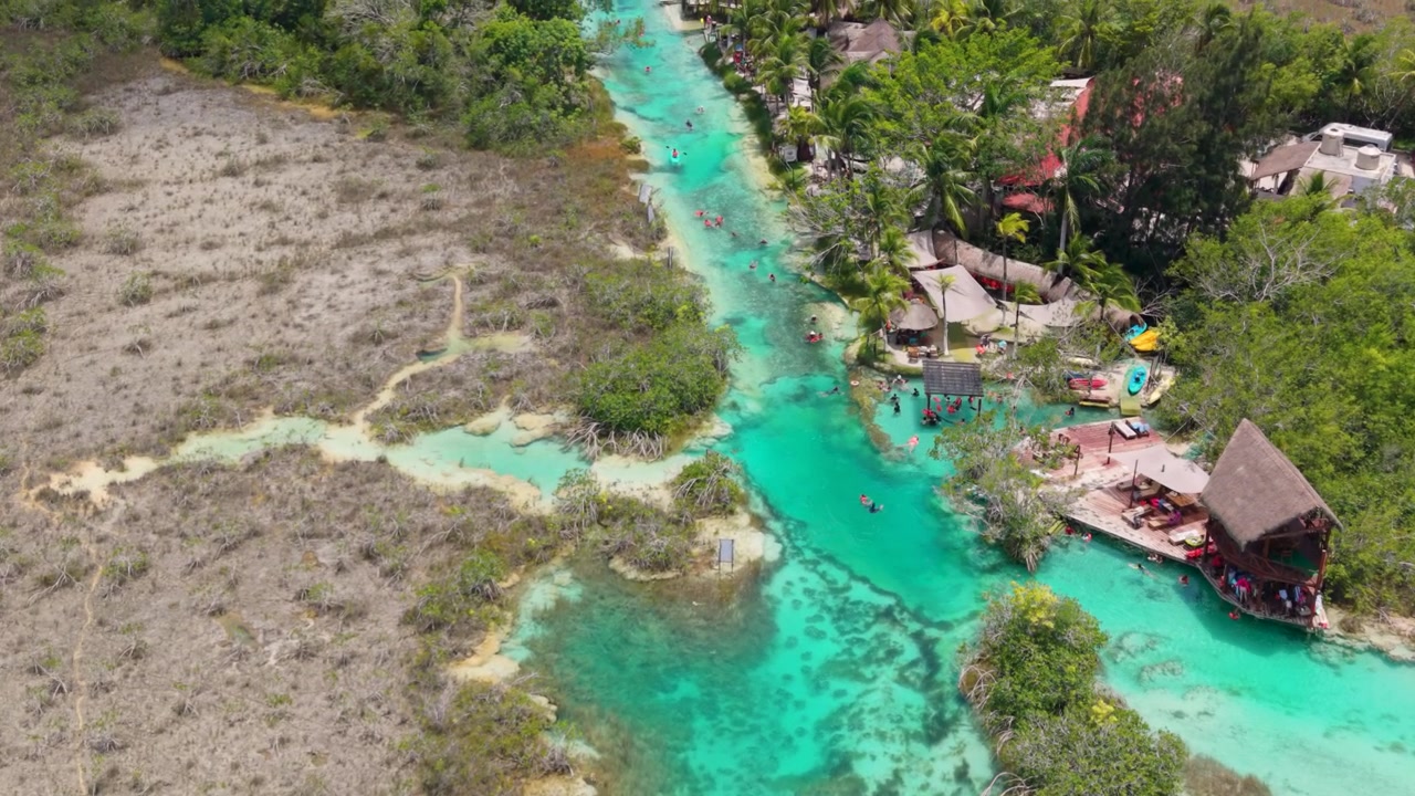 Pemandangan air pirus jernih di Los Rápidos yang diambil dengan drone.