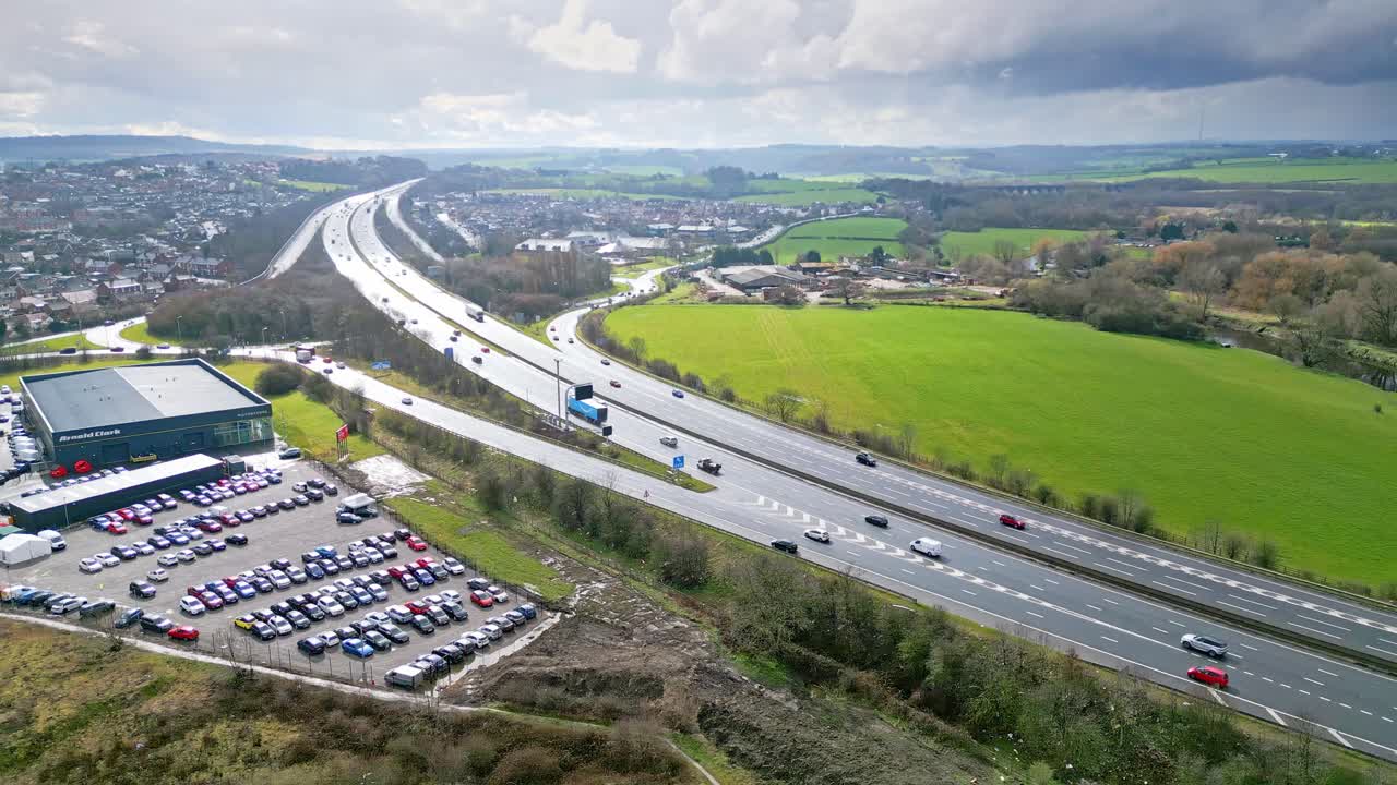 영국 웨스트 요크셔 주 웨이크필드 시 근처의 m1 고속도로의 항공 드론 영화 영상 영상