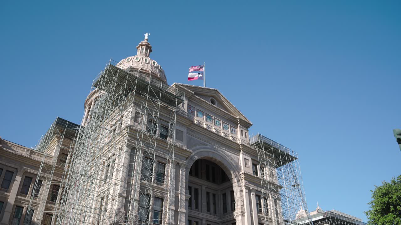 vista de bajo ángulo del edificio de la capital del estado de texas en austin, texas