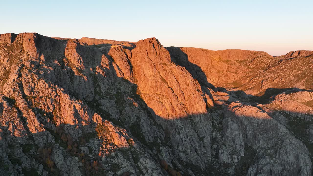 la épica salida del sol vista aérea de los famosos cántaros, el covao d'ametade, la serra da estrela
