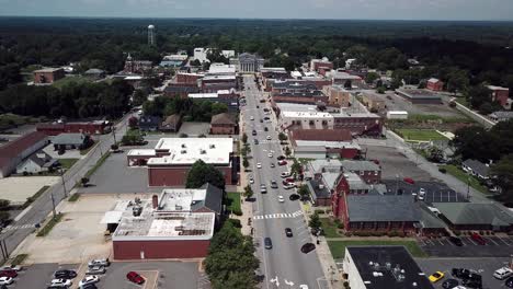 Ausziehbare-4K-Luftaufnahme-Mit-Blick-Auf-Lincolnton,-North-Carolina