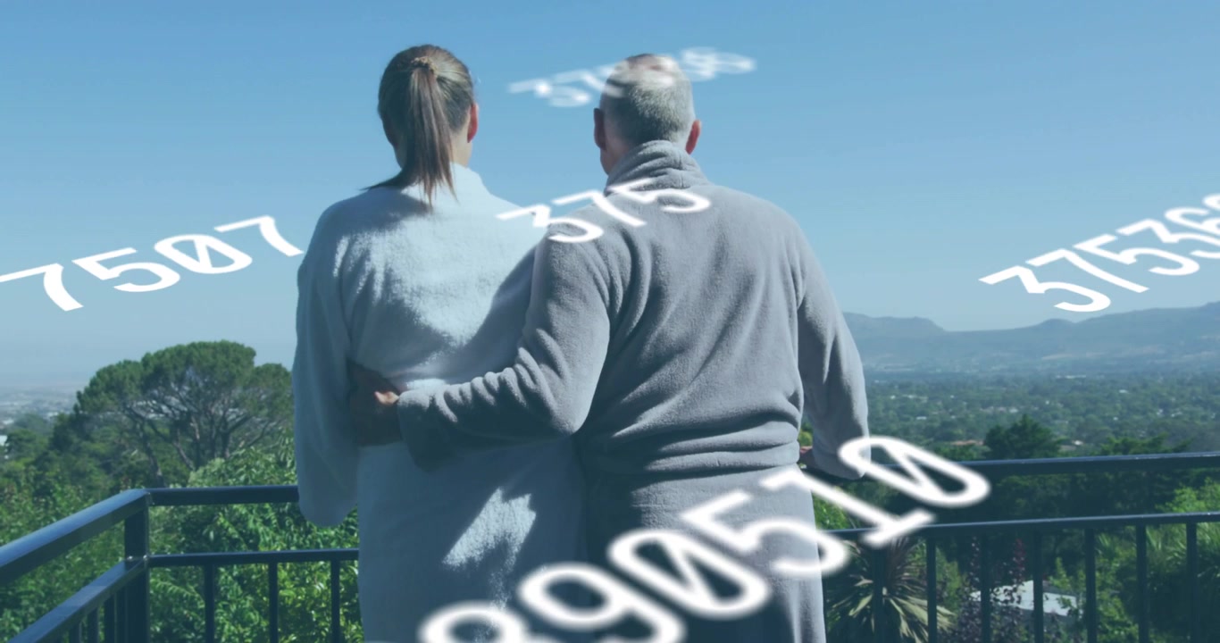 Coppia matura che osserva la valle, sporgendosi per condividere sul balcone mentre sovrapposizioni tecnologiche si incrociano sulle loro schiene.