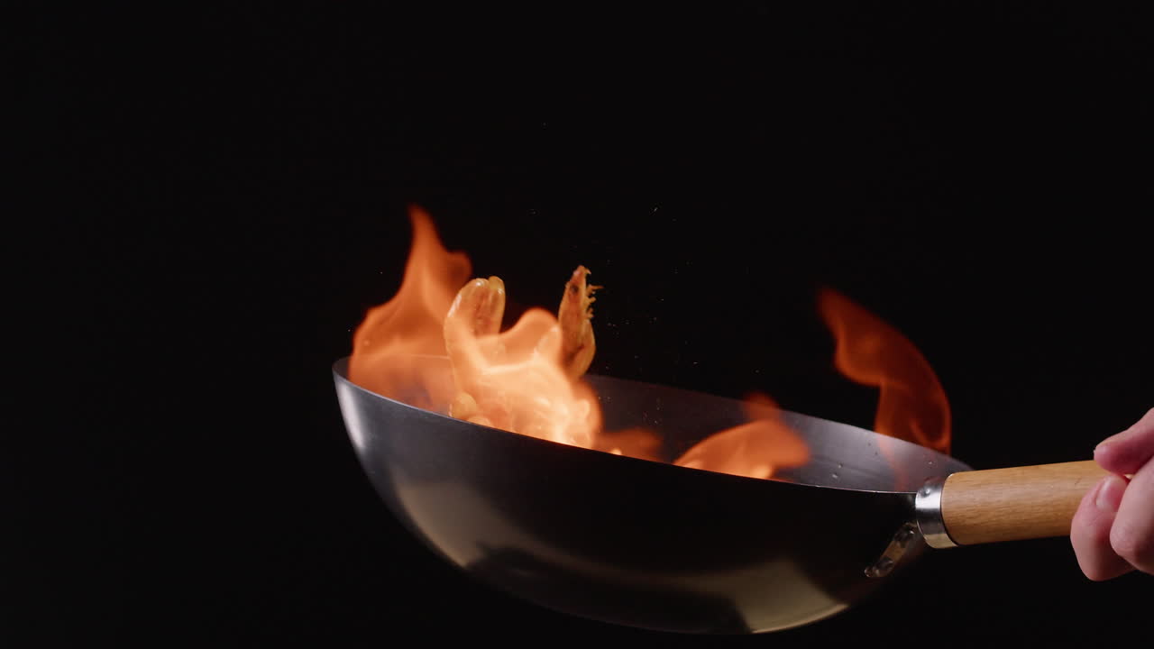Saltare nel wok con fiamme