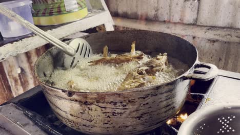 preparación de pescado frito en cazuela, república dominicana