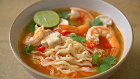 ramen de fideos instantáneos en sopa picante con gambas - estilo de comida asiática