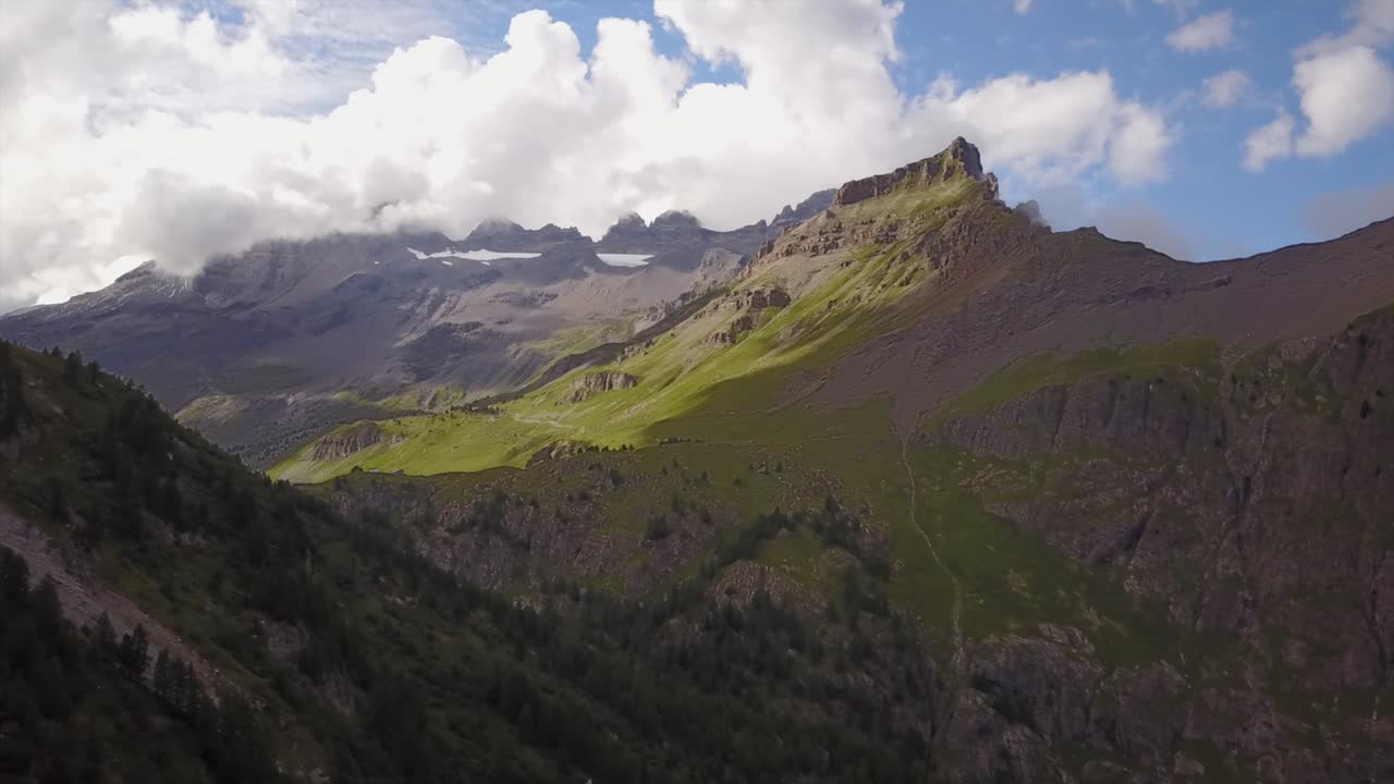 cordillera en los alpes suizos durante un día nublado