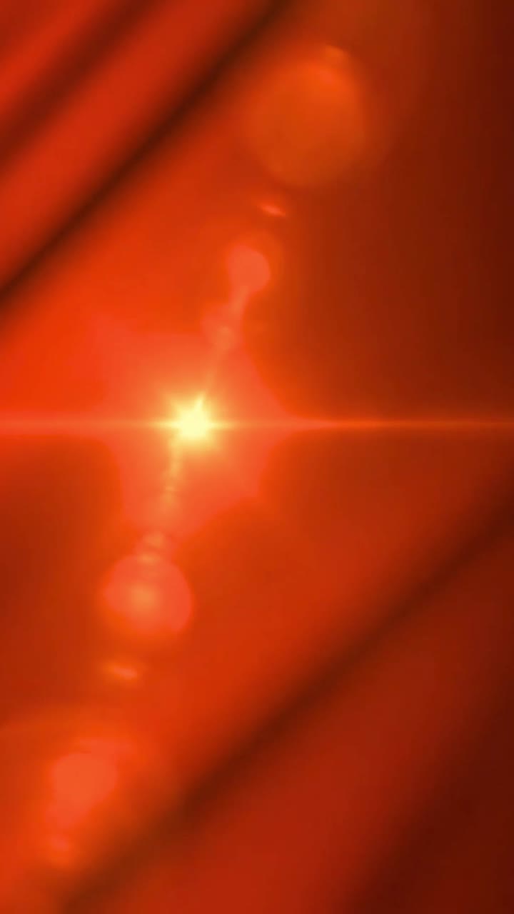 Abstrakter roter Lens Flare und sich bewegende Lichtstrahlen