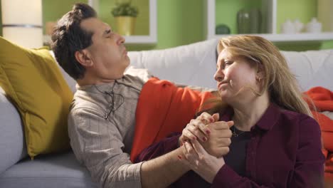 la mujer está esperando a su marido enfermo, el hombre está muy enfermo y la mujer está triste. pareja leal.