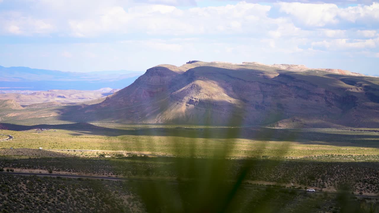 낮 동안 라스베가스의 레드 록 캐년에 있는 사막 식물에서 산까지 초점을 맞추세요