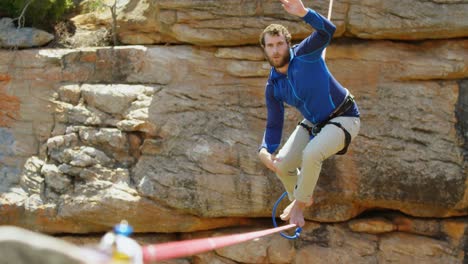 Mountaineer-trying-to-get-balance-on-the-rope-4k