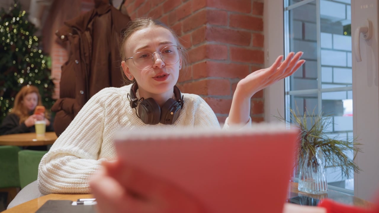 Junge Frau im Gespräch in einem festlichen Café