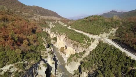 Cañón-De-Osumi-Haciendo-Un-Viaje-Por-Carretera-Alrededor-De-Albania-Durante-La-Temporada-De-Otoño