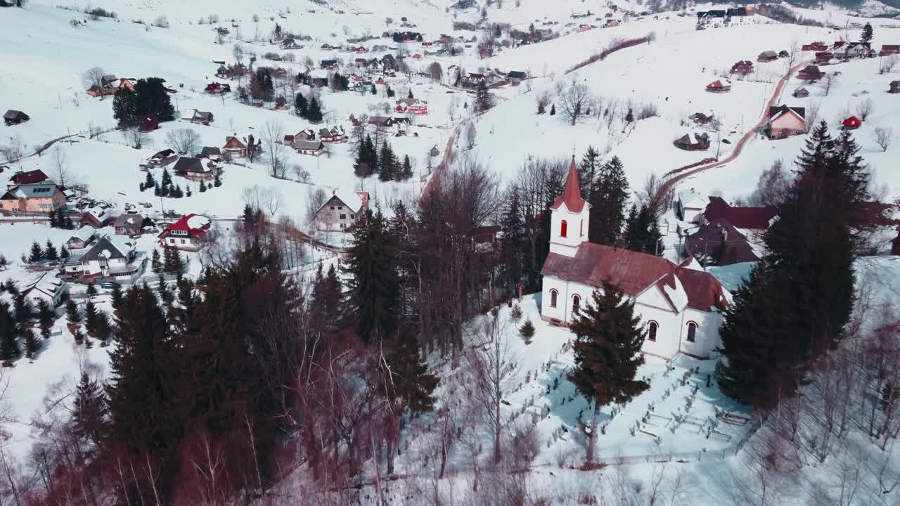 la iglesia en una colina en el pueblo de montaña de sirnea en rumania