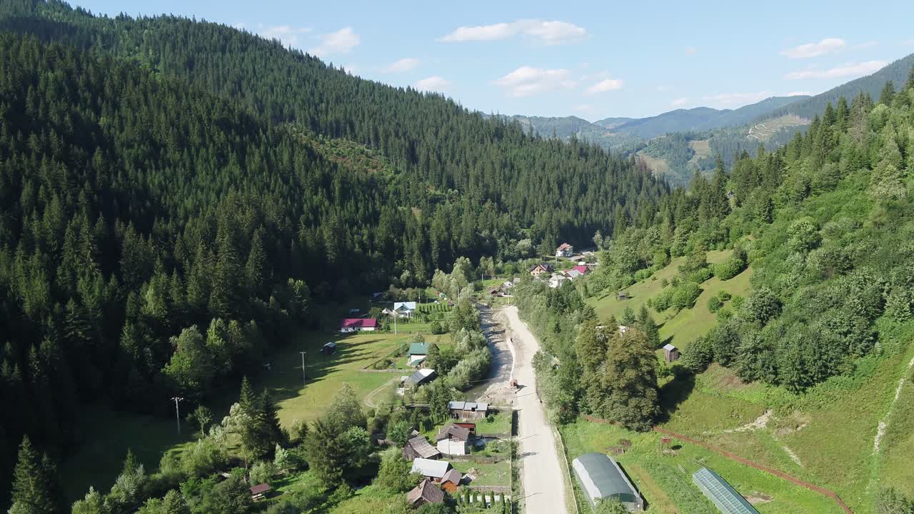 vista aérea de un pueblo en un valle de montaña