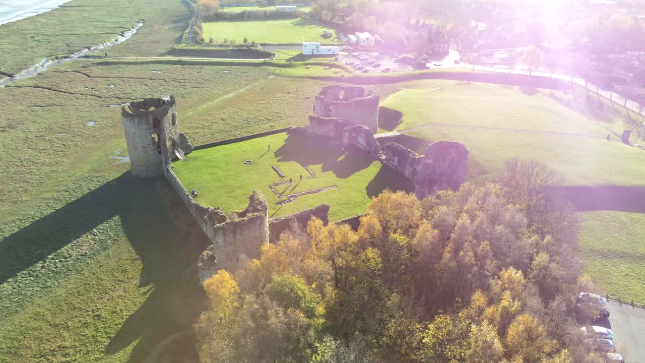 역사적인 부싯돌 성 중세 군사 유적 랜드마크 조감도 궤도 나무 위에 왼쪽
