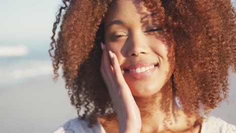 Retrato-De-Una-Mujer-Afroamericana-Sonriendo-En-La-Playa