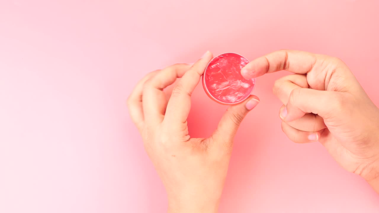 aplicación de bálsamo para los labios rosado: vista de cerca