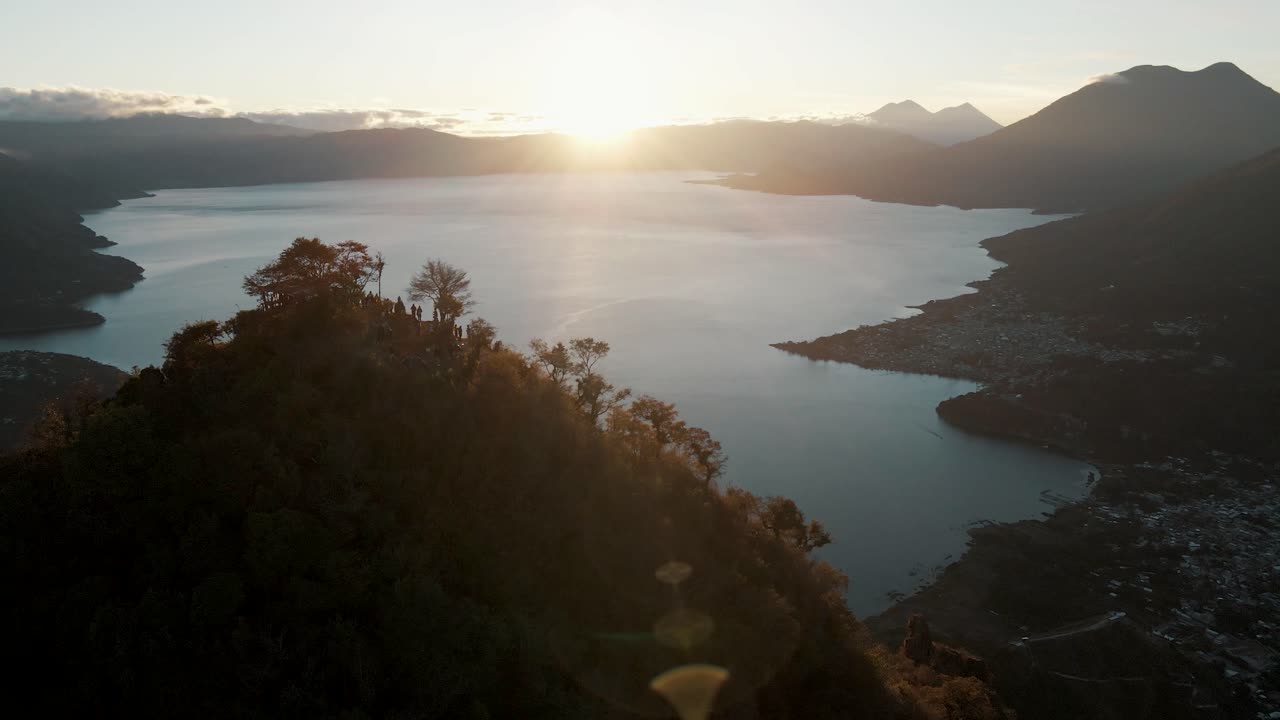 famoso sitio de senderismo de rostro maya en guatemala - toma aérea