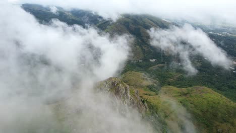 drone disparado volando fuera de la nube para revelar un hermoso paisaje de montaña