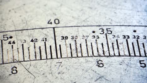 Die-Kamera-Schwenkt-Von-Links-Nach-Rechts,-Um-Nahaufnahmen-Eines-Messgeräts-Für-Golfausrüstung-Zu-Zeigen,-Das-Wörter,-Zahlen-Und-Schwarze-Markierungslinien-Zeigt