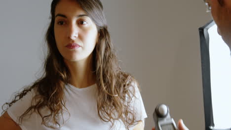 fotógrafo masculino grabando una entrevista usando una grabadora de voz 4k