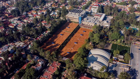 Hiperpasa-Aérea-De-Un-Club-De-Tenis-En-La-Ciudad-De-México