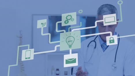 animación de diagrama de flujo gráfico con iconos de computadora sobre médico caucásico masculino escribiendo en el portapapeles